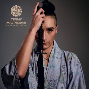 Symboliczny portret osoby w stylizacji inspirowanej kulturą japońską, trzymającej miecz – zapowiedź wyjątkowych ceremonii saunowych w Saunie Olimpia.