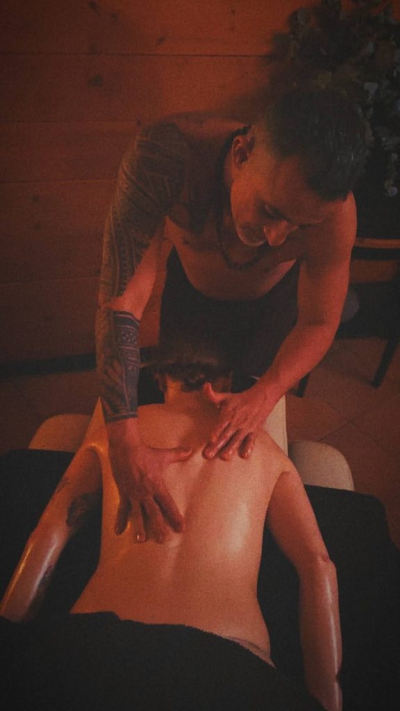 Relaksacyjny masaż pleców wykonywany w Saunie Olimpia – oferta masaży podczas Dnia dla Pań 26 lutego.