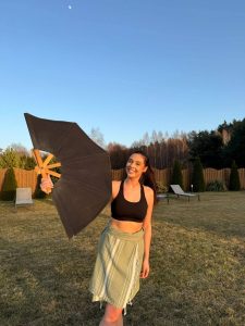 Kobieta z wachlarzem do ceremonii saunowej na świeżym powietrzu – zapowiedź Czwartku dla Pań w Saunie Olimpia.